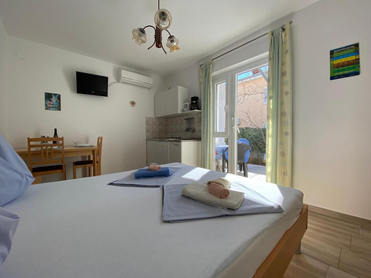 Guest House Dijana Krk Town Exterior foto